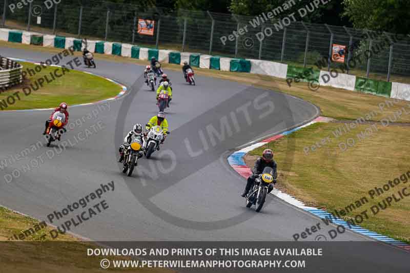 Vintage motorcycle club;eventdigitalimages;mallory park;mallory park trackday photographs;no limits trackdays;peter wileman photography;trackday digital images;trackday photos;vmcc festival 1000 bikes photographs